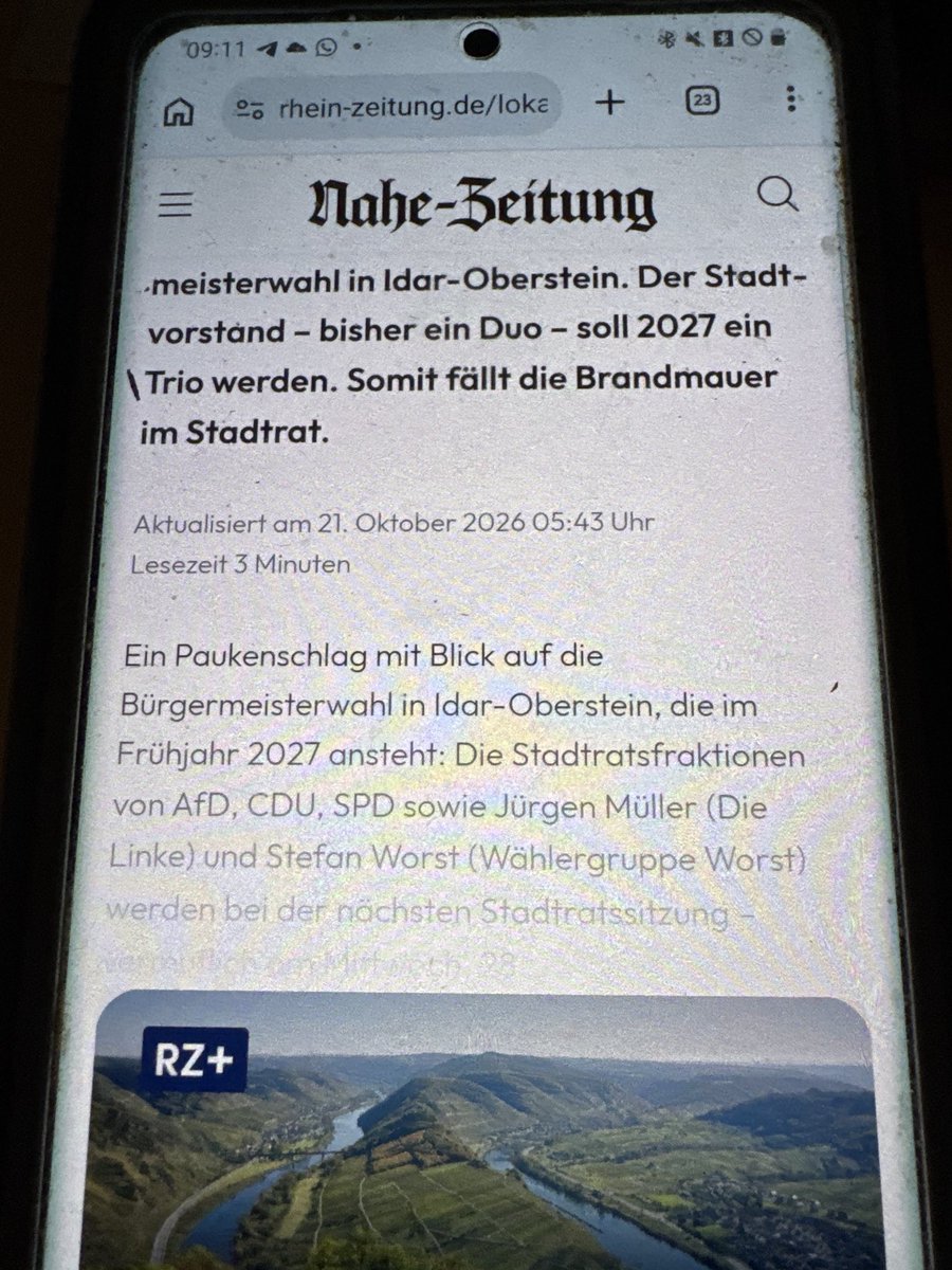 Nicole_Hoechst's tweet photo. Die Brandmauer fällt im Westen:

In Idar-Oberstein zeichnet sich eine ausdrücklich vereinbarte Zusammenarbeit mit der AfD ab. Laut heutigem Bericht der Nahe-Zeitung planen AfD, CDU und SPD gemeinsam mit Jürgen Müller (Linke) und Stefan Worst einen Antrag zur Erweiterung des Stadtvorstands von zwei auf drei Mitglieder. Anlass ist die Bürgermeisterwahl 2027.