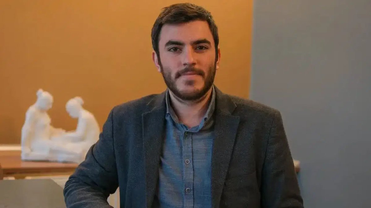 BirGun_Gazetesi's tweet photo. #SonDakika 

Dün akşam gözaltına alınan muhabirimiz İsmail Arı adliyeye sevk ediliyor

https://t.co/EHh0BXW8W0 https://t.co/Ad0il2wAy1