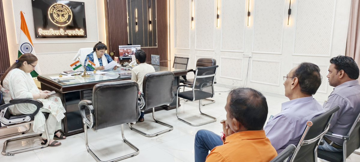 dmraebareli's tweet photo. कलेक्ट्रेट कार्यालय में जनसुनवाई के दौरान जनसामान्य की शिकायतों को सुनकर संबंधित अधिकारियों को समयबद्ध व गुणवत्तापूर्ण निस्तारण सुनिश्चित करने के निर्देश दिए।
@UPGovt @CMOfficeUP @ChiefSecyUP @InfoDeptUP https://t.co/n8gWkNuAcD