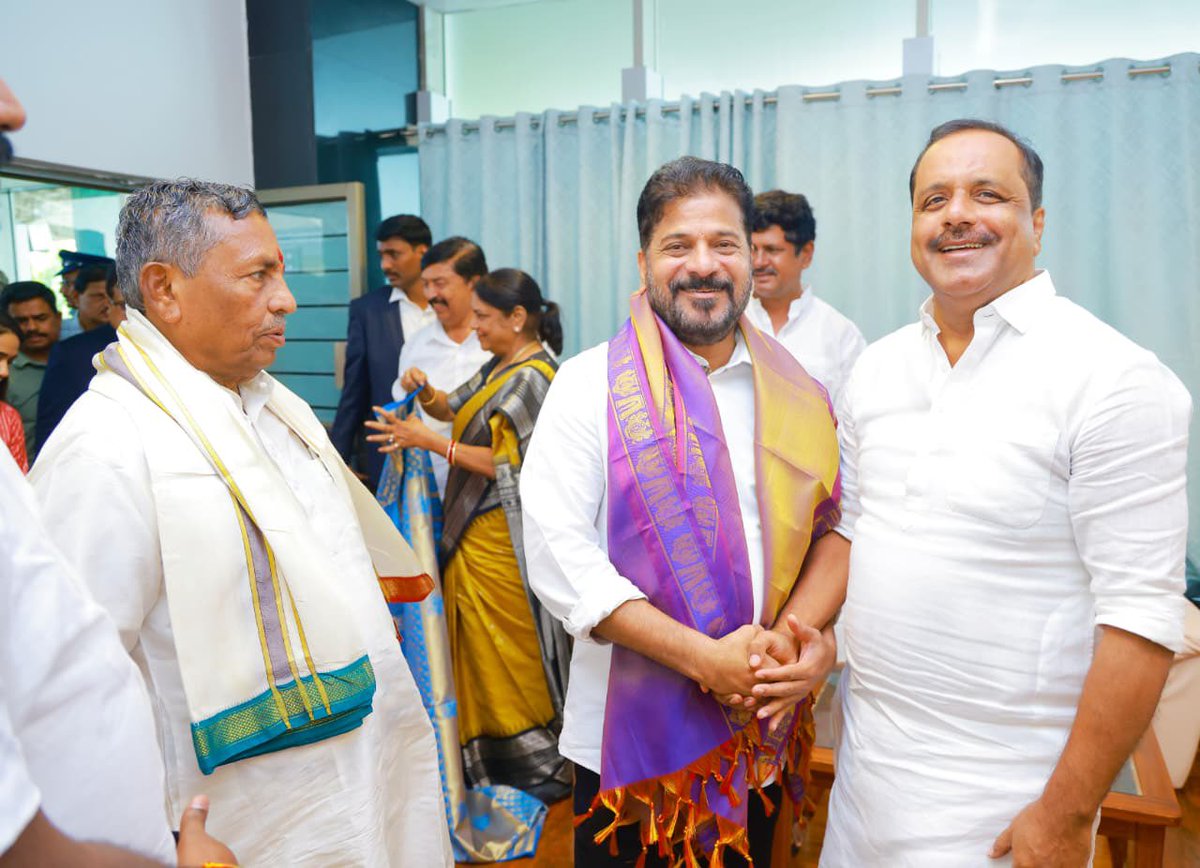 utkhader's tweet photo. A warm welcome to the Hon’ble Chief Minister of Telangana, Shri @revanth_anumula , and Smt. Geetha Reddy on their arrival at Mysuru Airport today for the grand Mysuru Dasara celebrations.

Our Nada Habba is more than a festival , it is a magnificent celebration of over centuries of royal heritage, timeless traditions and Karnataka’s vibrant cultural identity. As Mysuru shines in all its splendour, it welcomes the world to experience the pride, grandeur and spirit of our land.