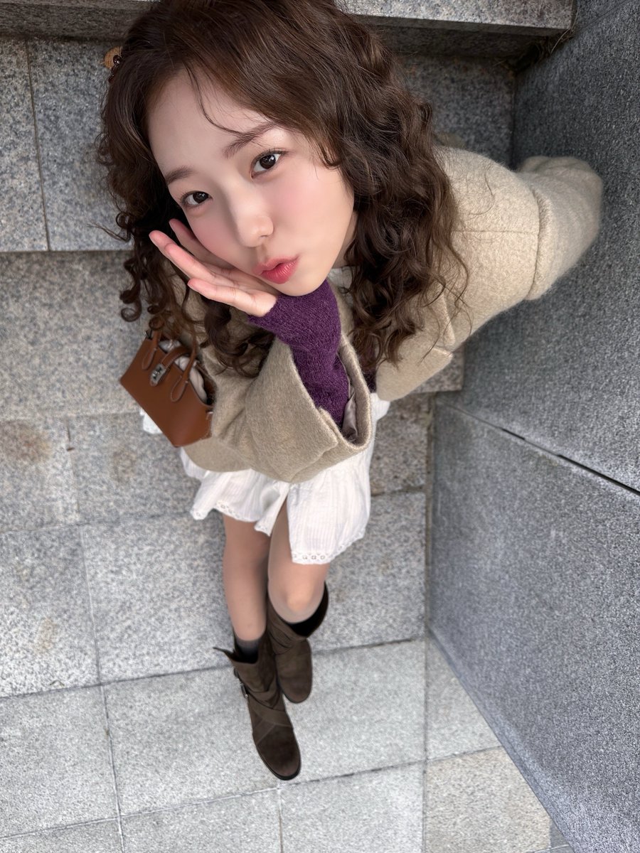chenecstasy's tweet photo. #ChaeSoobin instagram update 

Na! Bobae~~ 🫳🫳
Siapa nih yang motoin? Mas pacar alias Horang ya? 😚 https://t.co/umKViIUms7