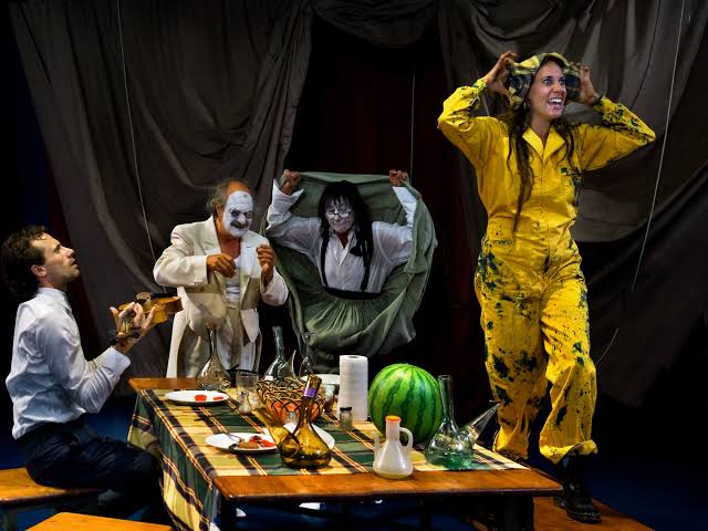 cornabou's tweet photo. La família teatral Pla Solina rep el Nas d'Or del Festival de Pallassos de Cornellà per la seva trajectòria. Quimet Pla i Núria Solina i els seus fills Oriol Pla Solina i Diana Pla Solina formen la troupe. https://t.co/9Mon6QdQDF