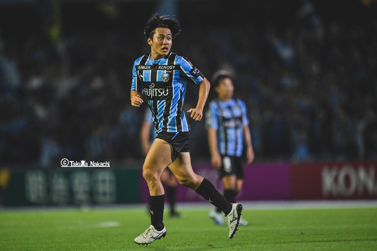 ikinikuishiro's tweet photo. ＃川崎フロンターレ #山市秀翔 選手がJ1初スタメンを飾りました！

山市選手と言えば熱い気持ちと明るさが持ち味ということで、裏話を一つ。
クラブハウスの廊下には引退が決まった #小林悠 選手の写真がプロ入り前から現在に至るまで、たくさん飾られています。
その１年目の写真を見た山市選手はじっくりと見入り、こうつぶやいていました。
「今、俺はここか。未来が楽しみだなぁ」
こんなにもポジティブな選手はなかなかいません。
山市選手がどこまで行けるか――。
等々力スタメンを掴んだ今日という日は、小さいけど大きな一歩を刻んだ時間でした。

2：デュエル！
3：記念撮影は中央！
4：全力の「勝ったぞー！」！
5：等々力初スタメン記念のピース！