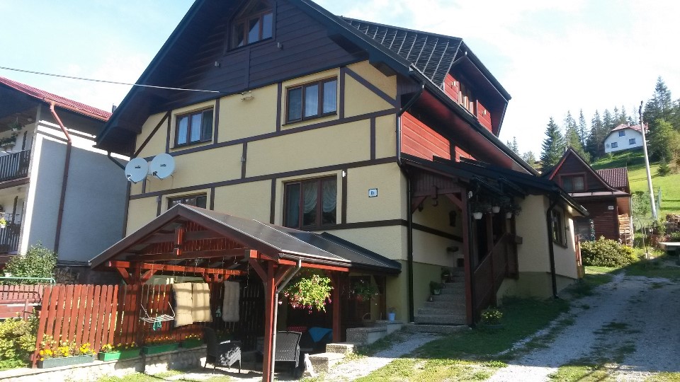 LodgingSlovakia's tweet photo. Privát U JANY in Ždiar:
2 apartments, equipped kitchens, 3 bathrooms, Wi-Fi, garden, grill and ski bus 80 m away. 
https://t.co/rCCw1cNx4e #accommodation #123ubytovanie https://t.co/SUufS8ELRW