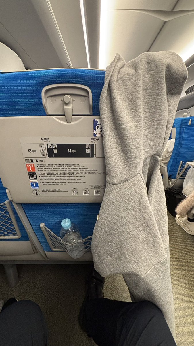 i_kimochi's tweet photo. 2026/10/21(水)
新幹線の前の席の人が服掛けてきた！これは初めてだな。よく見たら前の人もやられてた。やられたらやり返すという主義か。#新幹線 #服を掛けるところか #やられたらやり返す https://t.co/CkvwVPucnu