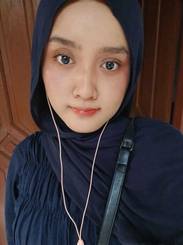 cute_looktoco's tweet photo. Yang penting ada suara, yang penting 15 rebuan 😭🙏🏻

HIDUP EARPHONE KABEL😘✊🏻 https://t.co/7USk7QMydz
