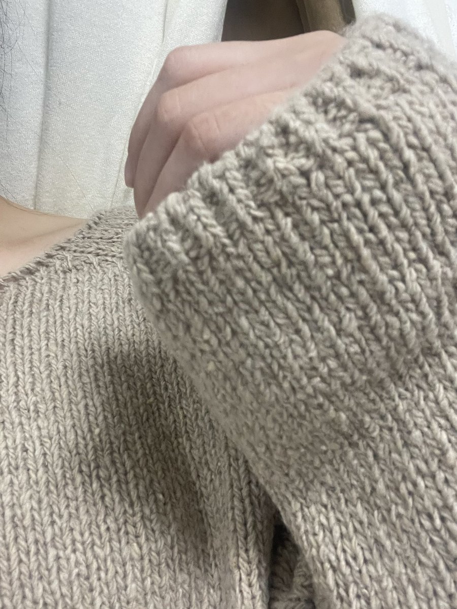 ye0nduuu's tweet photo. 에이블리로부터 상품을 제공받아 작성한 콘텐츠입니다

https://t.co/by4uGM89M8

지금 계절에 입기 딱 좋은 정말 따숩고 폭닥폭닥한 니트에요!🖤 짜임도 탄탄해서 일반 니트보다 훨씬 고급스러워 보이고 색감도 흔하지 않은 오묘한 컬러라 더 만족스러웠어요🤍 레글런 소매라 어깨선이 자연스럽게 떨어져 상체가 여리여리해 보이고 기장감도 넉넉해서 부담 없이 입기 좋아요! 특히 상체 부해 보이는 게 고민인 스트레이트 체형분들께 강추하는 니트랍니다🧶✨

#에이블리 #에이블리크리에이터