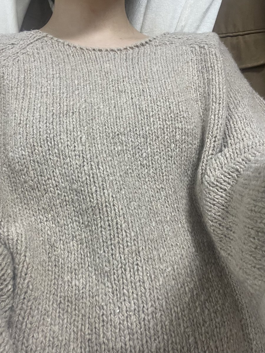 ye0nduuu's tweet photo. 에이블리로부터 상품을 제공받아 작성한 콘텐츠입니다

https://t.co/by4uGM89M8

지금 계절에 입기 딱 좋은 정말 따숩고 폭닥폭닥한 니트에요!🖤 짜임도 탄탄해서 일반 니트보다 훨씬 고급스러워 보이고 색감도 흔하지 않은 오묘한 컬러라 더 만족스러웠어요🤍 레글런 소매라 어깨선이 자연스럽게 떨어져 상체가 여리여리해 보이고 기장감도 넉넉해서 부담 없이 입기 좋아요! 특히 상체 부해 보이는 게 고민인 스트레이트 체형분들께 강추하는 니트랍니다🧶✨

#에이블리 #에이블리크리에이터