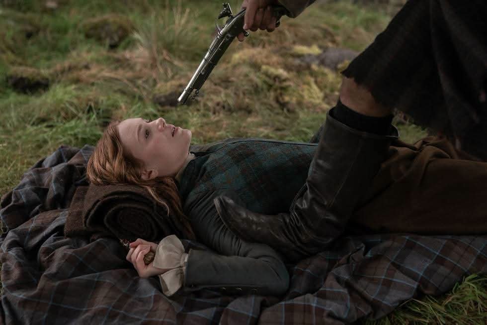 OutlanderHome's tweet photo. Our mid season recap by writer @OurWordsCarry Susie Brown... Your Aussie Blogging Lass... #bomb 
What do you think so far? Blood of my Blood.

https://t.co/Xt8dVDSYd1 https://t.co/pHqaXDDZ00