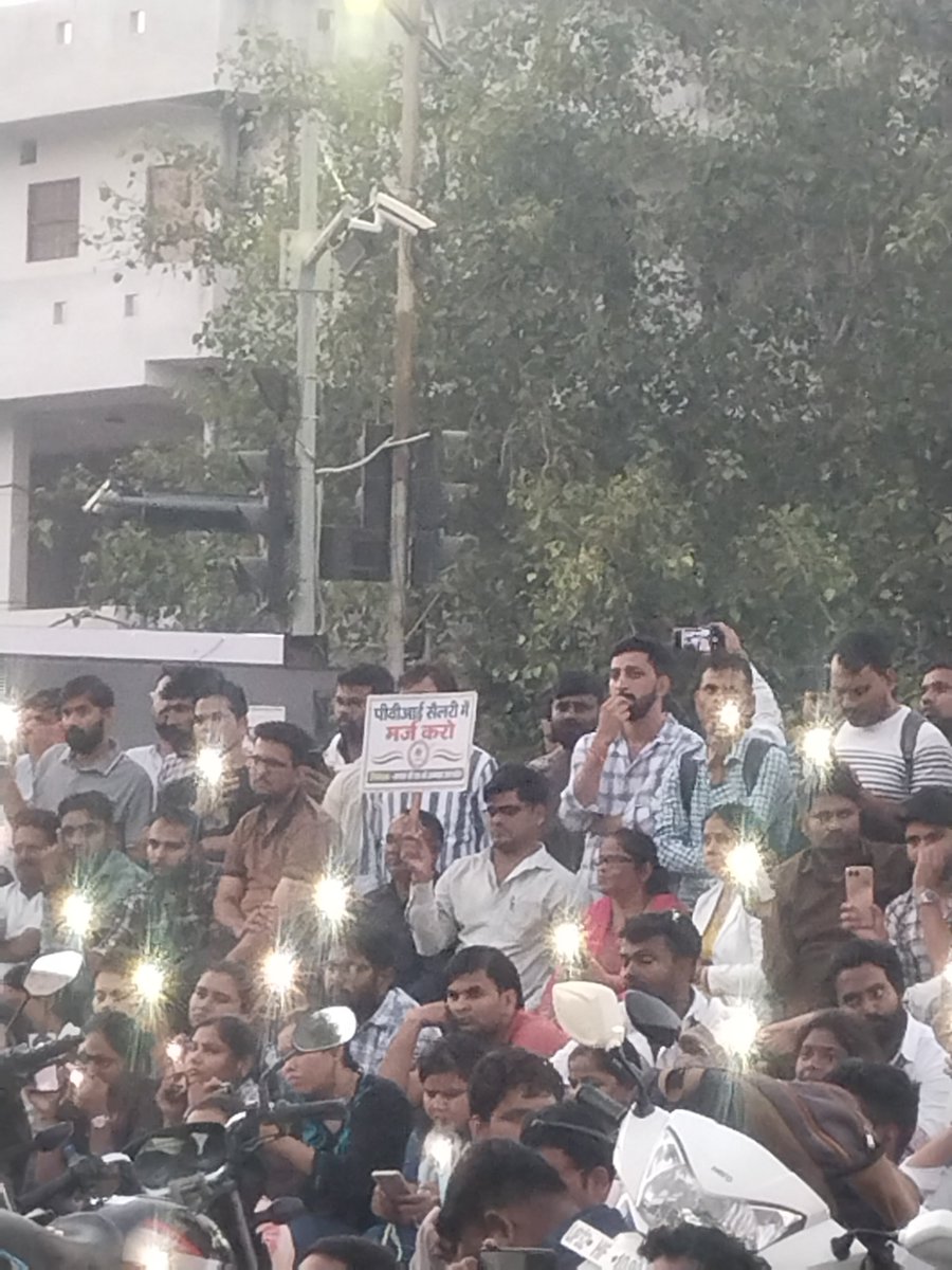 VineetSingh_99's tweet photo. On 21/10/2026 ,strike continues.Please form and regularize the CHO cadre.#CHO workers have been protesting at Eco Garden, Lucknow. #CHOregularCadre #UPCHO
#UPCHOregularize #UPCHOpermanent
@myogiadityanath
@JPNadda
@mpbrijeshpathak
@nhm_up
@MoHFW_INDIA https://t.co/KaSoh6S5i5