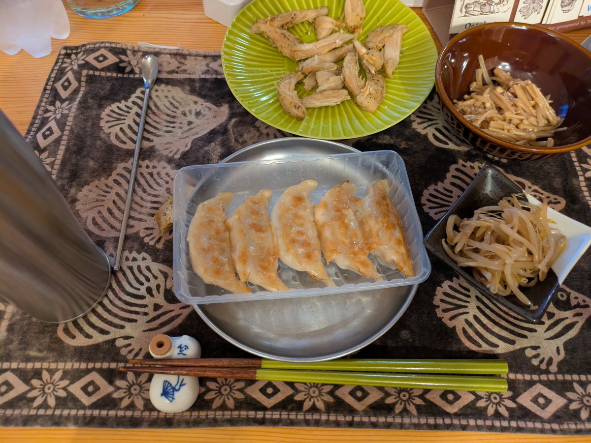 ihc52's tweet photo. セブンイレブンジャパンさんの冷凍餃子とサラダチキンをレンチンしてジャーキーにしたものさんをいただきます https://t.co/5Qqkd6JQHB
