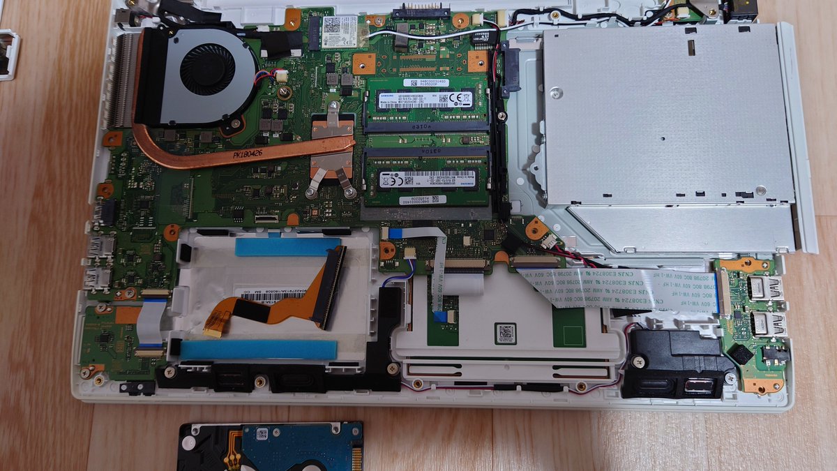 MDrumer83's tweet photo. 動作が重くて使えないと預かったノートPC

調べたら、シンプルなHDDタスク100%問題っぽいので、とりあえずSSDへの交換でご機嫌を伺ってみることに

OSプチフリで使い物ならんので、別PCでクローンして無事解決
（cmdで久々にbcdboot使ったけど ） https://t.co/7fNIzKsmyR