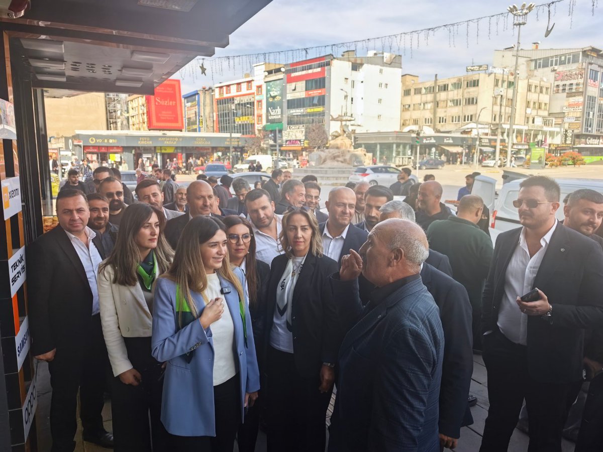 yenekonominesli's tweet photo. Çarşı Esnafımızla Bir Aradayız 

Seçim çalışmalarımızdaki yoğun tempo içerisinde bulduğumuz her fırsatta doğrudan esnafımız, tüccarımız ve halkımızla bir araya geliyoruz. Çarşı esnafımızı ziyaret ederek yeni dönem ekonomi yönetiminden beklentilerini ilk ağızdan dinledik.

Yeni Ekonomi Nesli olarak bir yıldan uzun süredir sahadayız. Yönetime geldiğimizde Van Ticaret ve Sanayi Odası'nın asli unsuru olan esnaf, tüccar ve sanayicilerimizle daima yüksek etkileşimde olacağız. Ticaret Odası'nın politika ve projelerine birlikte yön vereceğiz.

#yeniekonominesli #irembayram #vantso #van #vanekonomisi