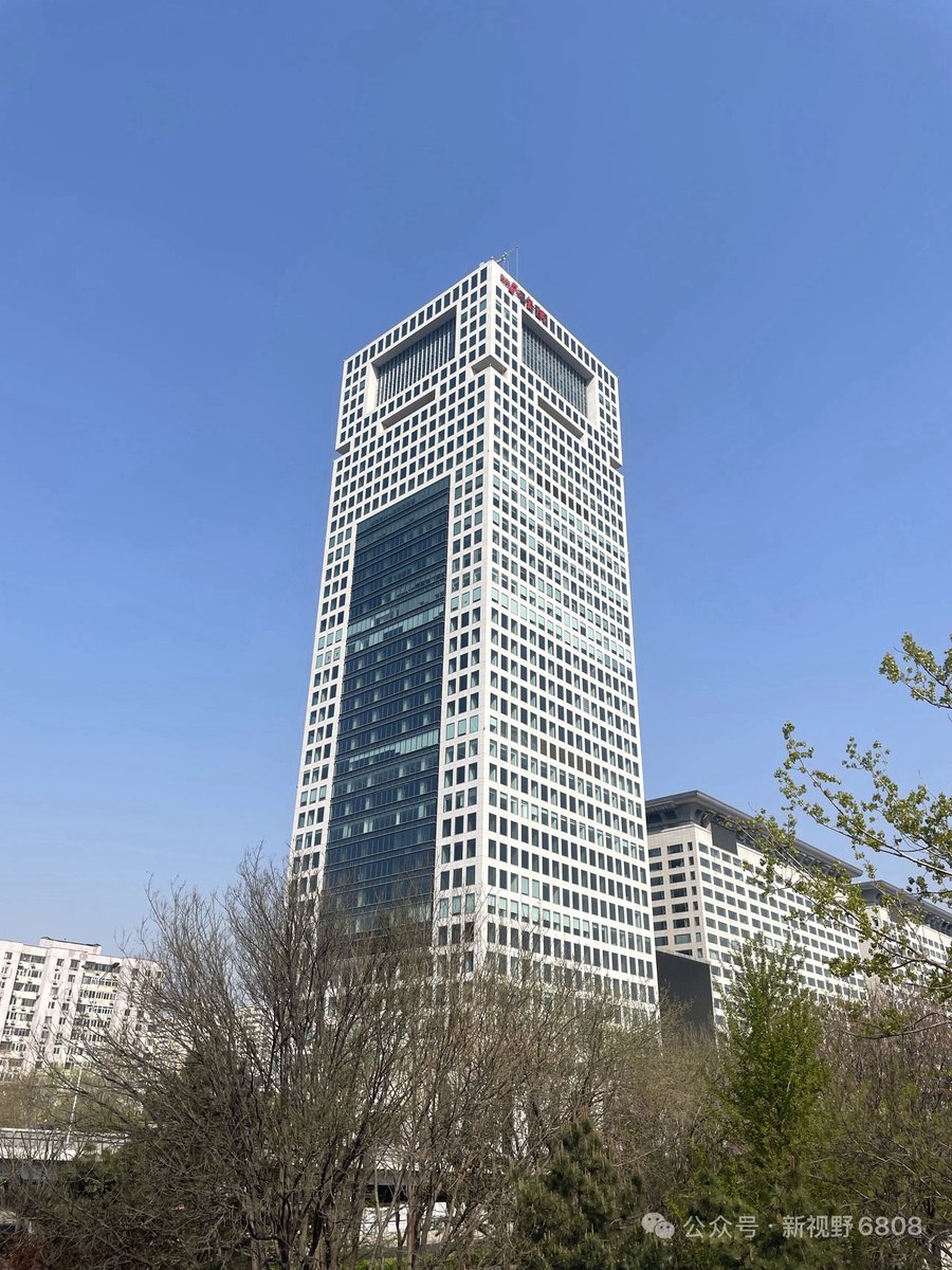 Wangwenhaha0518's tweet photo. 左边，墙内朋友最新拍的。它在时刻提醒世人，中共最怕谁，最怕什么！！！

盘古，将归来！！！ https://t.co/17ful4z7Mq