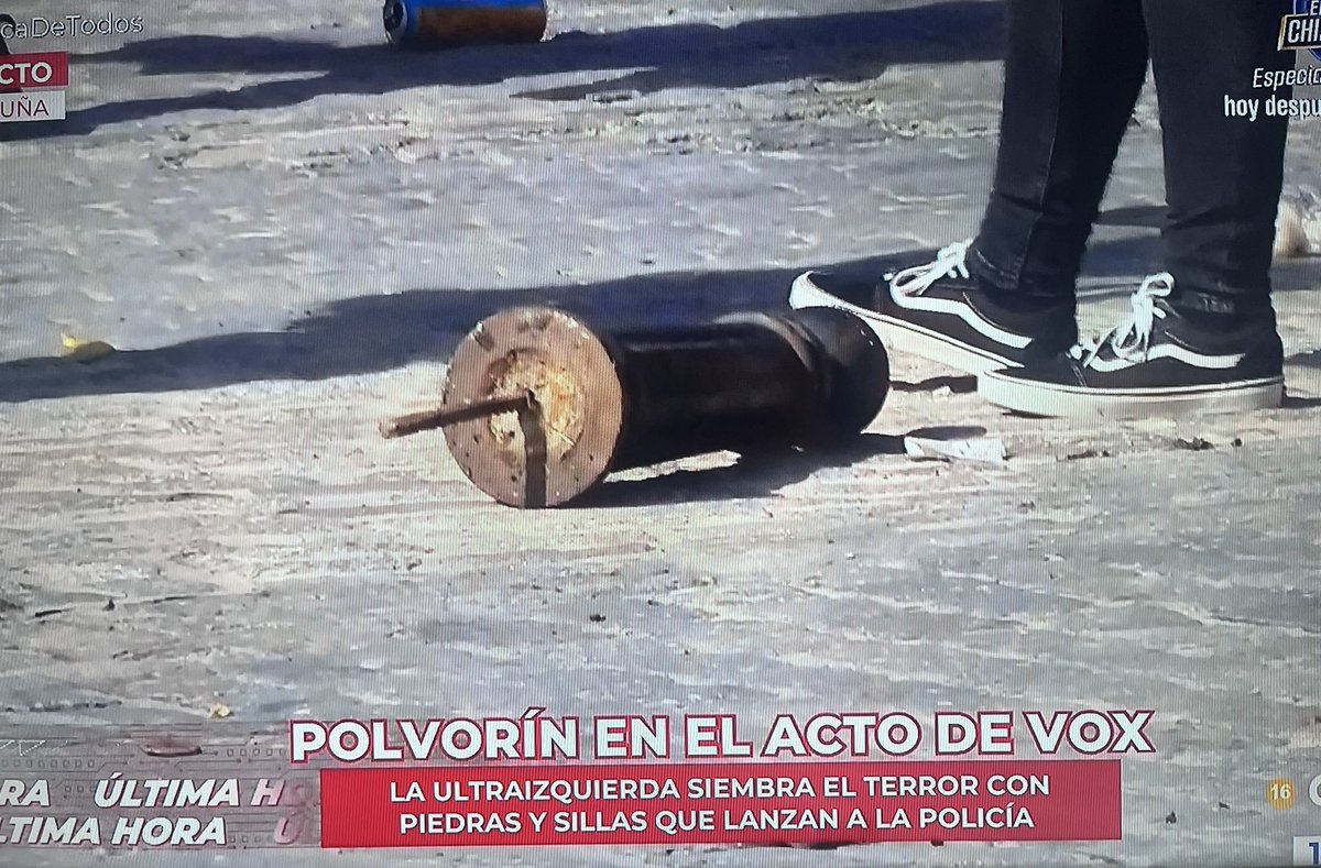 AlertaZeta's tweet photo. Lanzan un bolardo de más de 70 kilos a la policía en #ACoruña. Si le cae en la cabeza lo mata. Gran trabajo de @EnBocaDe_Todos y @Nacho_Abad que con dificultades y agresiones han cubierto los disturbios. https://t.co/pYWpIiQoVv