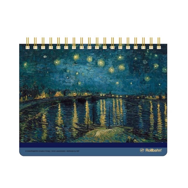 orsay2026_27's tweet photo. 🗒️展覧会グッズのご紹介🗒️

「Rollbahn」ロルバーン ポケット付メモ Lに、本展限定デザインが登場します✨

表紙を飾るのは、
ファン・ゴッホ《星月夜》と
シニャック《アヴィニョン、夕暮れ（教皇宮殿）》。

この機会をお見逃しなく！

グッズ詳細はこちら▼
https://t.co/mimyqncaUm

-
【11月13日まで！】前売券・平日夕方限定トワイライト券、好評販売中🌟
🔗https://t.co/orzpkbTzGA 

「東京都美術館開館100周年記念
オルセー美術館所蔵　いまを生きる歓び」
🔗https://t.co/KHT5WiPWmD 
🏛東京都美術館（上野公園）
🗓️11/14 (土)～ 27.3/28 (日)

#オルセー美術館展
#オルセー美術館所蔵いまを生きる歓び
#印象派