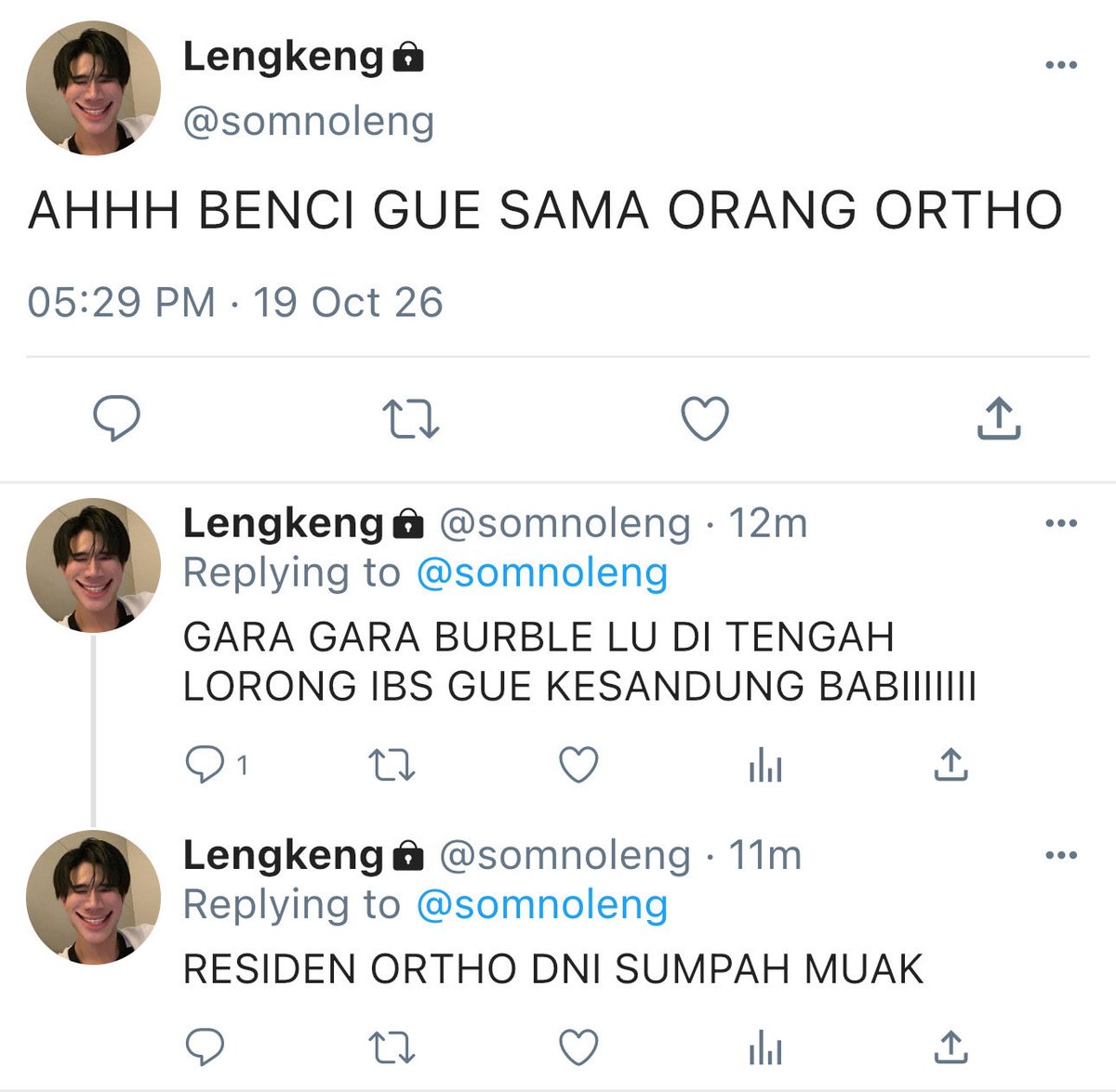 lertkosuemn's tweet photo. 12. Di sisi lain, ada yang lagi kemusuhan

Posisinya Lengka lagi jaga sendirian, dan kenalin si pengganggu Lengka: 
Raksa Dwi Jagatri—Residen Ortopedi 🦴 https://t.co/kvNSG8Muaz