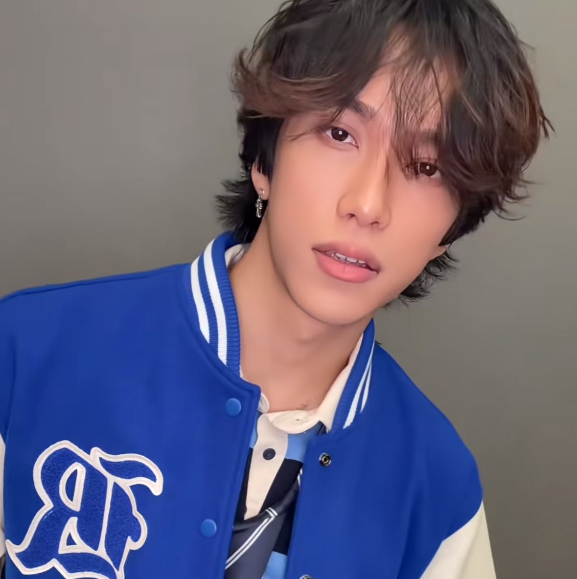 starr_kiro's tweet photo. 勉強中の先輩と目が合っちゃった的なね♡♡
 #INI   #RIHITO https://t.co/rIguhiaTxl
