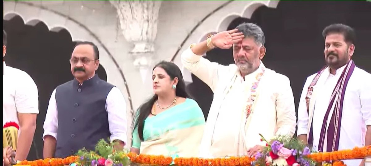 SampathKannada's tweet photo. Mallu and gulti are given precedence over DCM and district incharge minister. An idiotic political move.

2028ಕ್ಕೆ ಅವರಿಂದಲೇ ವೋಟ್ ಹಾಕಿಸಿಕೊಳ್ಳಲಿ. https://t.co/Kz5LBa4JEF