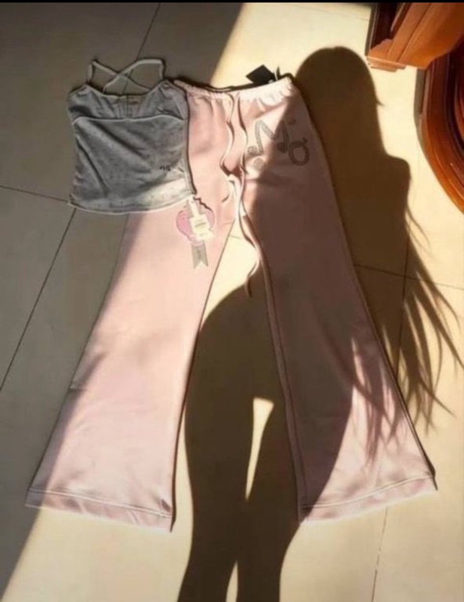 MerveYildi0e's tweet photo. 晚上啰！新拍的

有人想要锐评一下我20岁的福嘛

（拒绝人机）赶紧看，我要删了

真没有🚪

流言1我真给呀 https://t.co/lm1EViMBc9