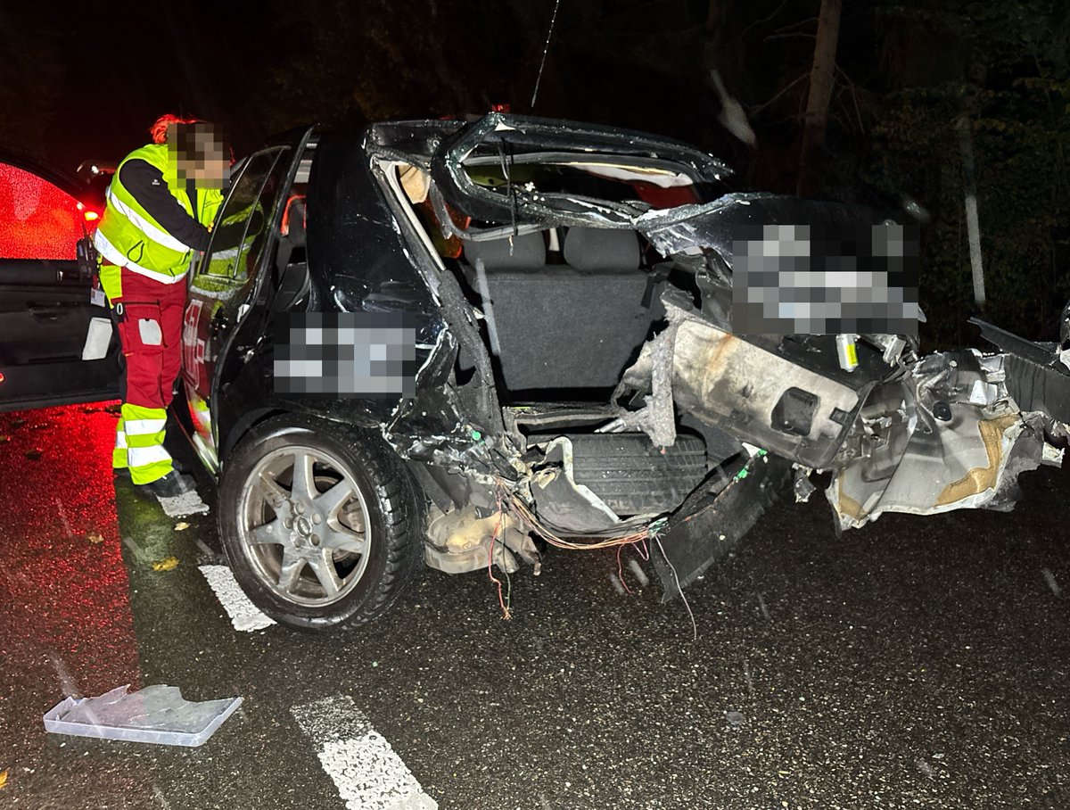 KapoSolothurn's tweet photo. #Balsthal: Bei Überholvorgang mit entgegenkommenden Auto kollidiert – mutmassliche Unfallverursacherin mittelschwer verletzt
https://t.co/VQdnORJaLG https://t.co/3u7cfOHjOv