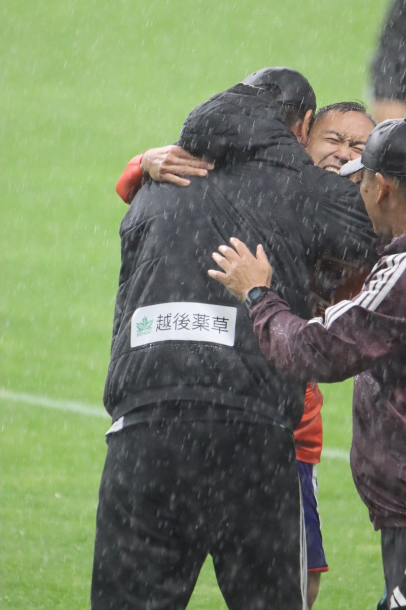 hagiaaaaalb12's tweet photo. 皆さん試合終了のホイッスルが鳴り響いた瞬間の優蔵さんと史哉くんの激アツハグ見ました？最高の光景過ぎた🥹
#albirex https://t.co/gp2uttay8U