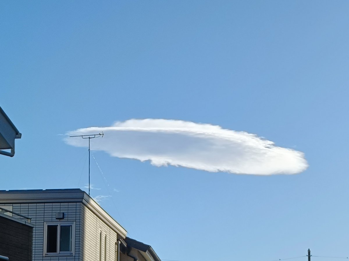 ZiTeng60662's tweet photo. 今日見た雲。
珍しくて撮ってみた。 https://t.co/XN74TBDitF