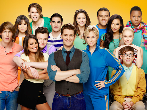tracklist's tweet photo. 🚨 Um reboot de "Glee" foi oficialmente encomendado pelo Disney+ e Hulu, confirma a Variety. https://t.co/H6CLPTEAC0