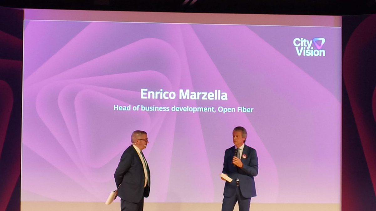 OpenFiberIT's tweet photo. Una città intelligente sa trasformare i dati in azioni concrete. Agli Stati Generali delle Città Intelligenti, Enrico Marzella di #OpenFiber ha raccontato come #fibraottica e #AI possano rendere la sicurezza urbana più tempestiva ed efficace. https://t.co/5jwfOZp1r8