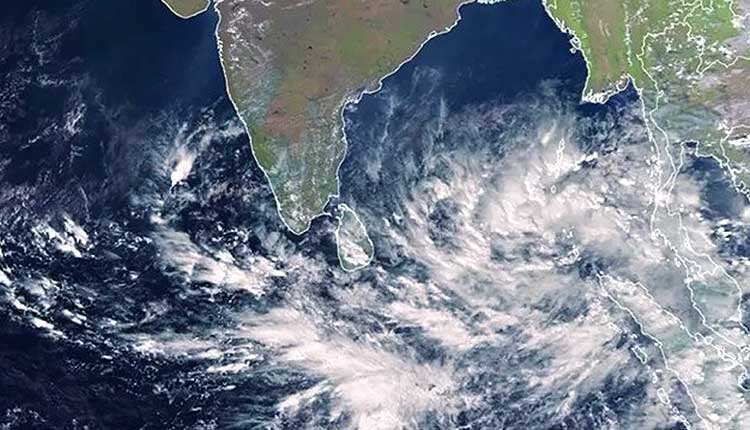 APSDMA's tweet photo. 🌀 బంగాళాఖాతంలో అల్పపీడన హెచ్చరిక

శుక్రవారం నాటికి ఆగ్నేయ, తూర్పు మధ్య బంగాళాఖాతంలో అల్పపీడనం ఏర్పడే అవకాశం. వచ్చే వారంలో కోస్తాంధ్రలో భారీ వర్షాలు కురిసే సూచన.

మత్స్యకారులకు హెచ్చరిక: ఆదివారం నుంచి సముద్రంలోకి వేటకు వెళ్లరాదు. ఇప్పటికే వెళ్లిన వారు త్వరగా తిరిగొళ్లాలని సూచన. https://t.co/yO29csffJI