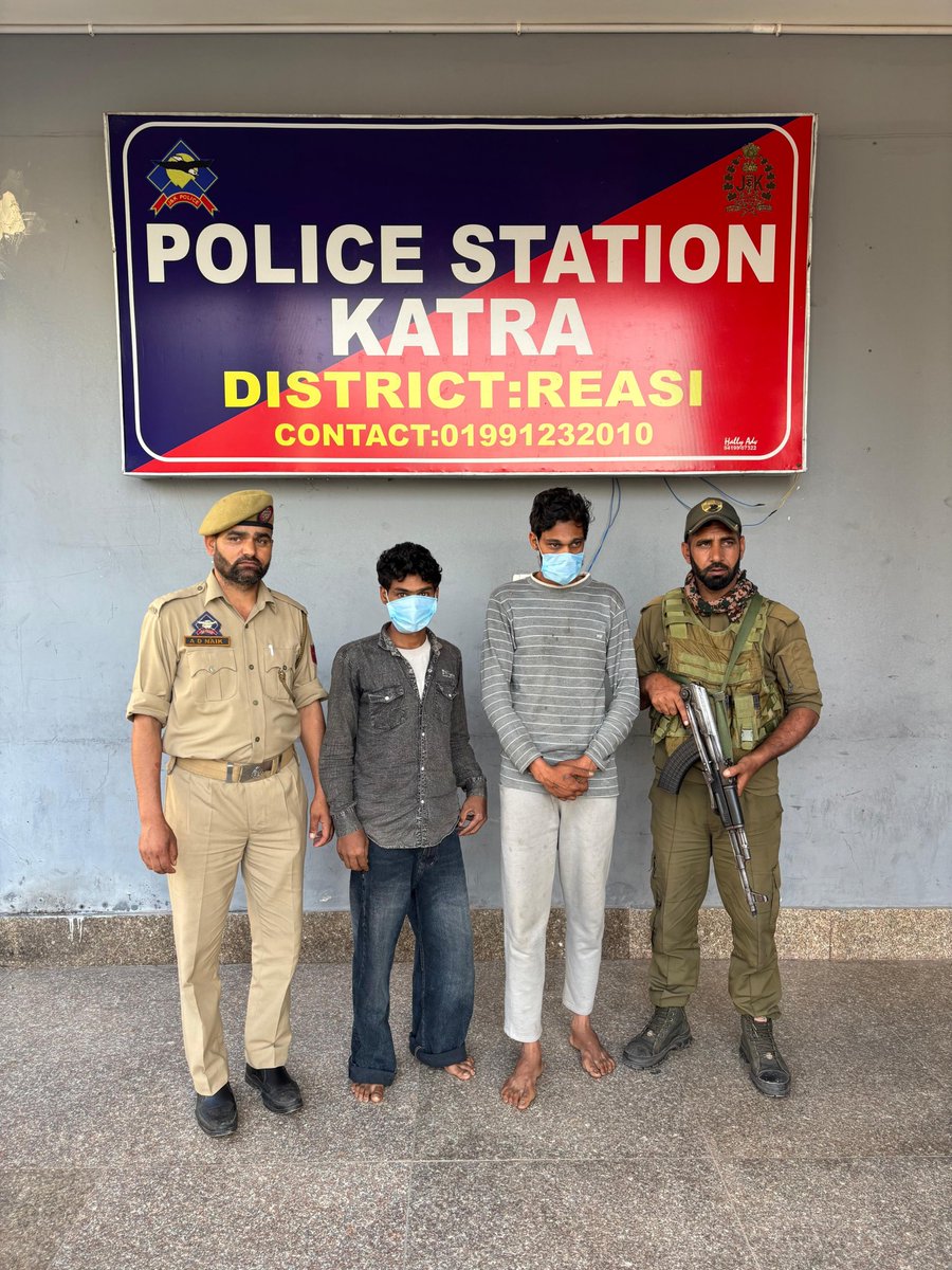 REASIPOLICE's tweet photo. 𝗥𝗘𝗔𝗦𝗜 𝗣𝗢𝗟𝗜𝗖𝗘 𝗖𝗥𝗔𝗖𝗞𝗦 𝗗𝗢𝗪𝗡 𝗢𝗡 𝗗𝗥𝗨𝗚 𝗣𝗘𝗗𝗗𝗟𝗜𝗡𝗚 𝗜𝗡 𝗞𝗔𝗧𝗥𝗔; 𝗧𝗪𝗢 𝗔𝗖𝗖𝗨𝗦𝗘𝗗 𝗔𝗥𝗥𝗘𝗦𝗧𝗘𝗗, 𝟭𝟬 𝗚𝗥𝗔𝗠𝗦 𝗢𝗙 𝗛𝗘𝗥𝗢𝗜𝗡 𝗥𝗘𝗖𝗢𝗩𝗘𝗥𝗘𝗗
https://t.co/03fhiOTcfI
@OfficeOfLGJandK 
@JmuKmrPolice 
@igp_jammu 
@ZPHQJammu 
@UHqrs https://t.co/ySI2BJBgPt