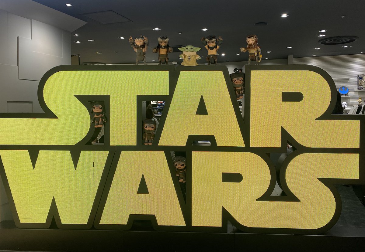 dengmeizi's tweet photo. スターウォーズ ストアにて✨

モニターに寄り掛からなければ。のせても良いとの事で。
スタッフの皆さまの優しいお心遣いに甘えて撮らせていただきました！

お店に来ていたみなさまも、ありがとうございました😊

みなさん、可愛いってお写真撮ってくださりありがとうございました✨🙏

#スターウォーズ 
#グローグー 
#アンゼラン 
#スターウォーズストア