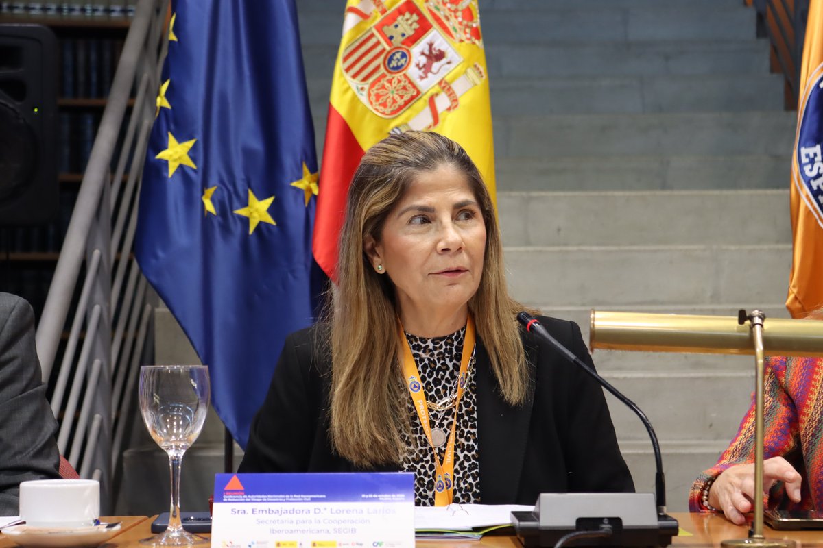 proteccioncivil's tweet photo. Los representantes de las instituciones que apoyan la organización de esta reunión de Autoridades Nacionales, dan la bienvenida a las delegaciones de todos los países participantes

🔸Lorena Larios, secretaria para Cooperación Iberoamericana de @SEGIBdigital 
🔸Ignacio Corlazzoli, gerente de Movilización de Recursos y Alianzas Globales de la @AgendaCAF 
🔸Jorge Mijangos, director de Cooperación con América Latina y el Caribe de @AECID_es 
🔸Tobias Jung, secretario general de @fiap_es