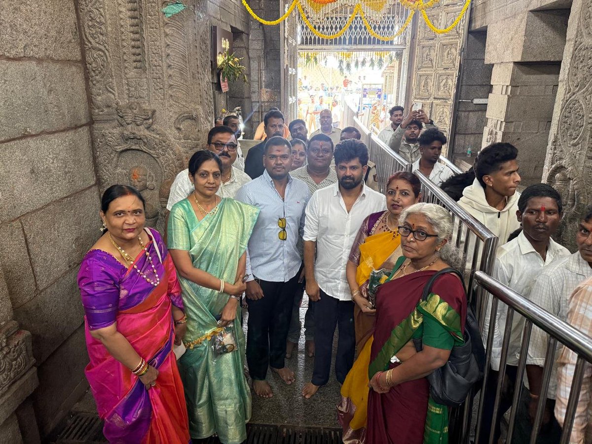 mepratap's tweet photo. ವಿಜಯದಶಮಿ ಹಬ್ಬದಂದು ಚಾಮುಂಡಿ ಬೆಟ್ಟಕ್ಕೆ ಭೇಟಿ ನೀಡಿ ತಾಯಿ ಚಾಮುಂಡೇಶ್ವರಿಯ ದರ್ಶನ ಪಡೆಯಲಾಯಿತು.
ಈ ಸಂದರ್ಭದಲ್ಲಿ ಸ್ನೇಹಿತರಾದ ಶ್ರೀ ಸ್ವೀಟ್ ಮಹೇಶ್ ಹಾಗೂ ಮುಖಂಡರು ಉಪಸ್ಥಿತರಿದ್ದರು. https://t.co/gIcuiTPL6Z