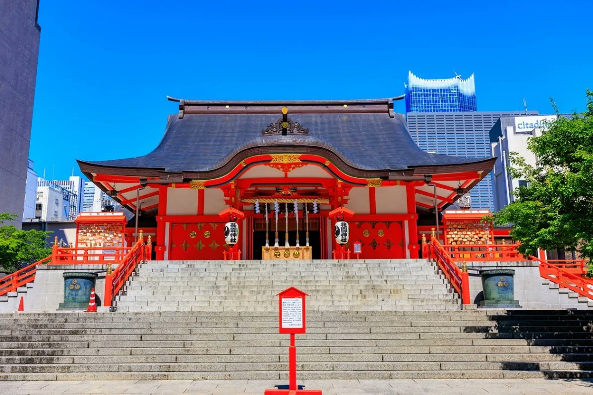 mare_marionette's tweet photo. 新宿三丁目を歩いていたら花園神社が目に留まったので参拝に向かうと本殿前の階段に結構な数の外国人観光客が座っていて(´°ω°)ﾁｰﾝ！

あの､ここはモンマルトルの丘でもスペイン広場でもないんですが…😵
いくら座っていてもヘプバーンのような女神様は出てきません💢💢 https://t.co/2QMyK5ndug