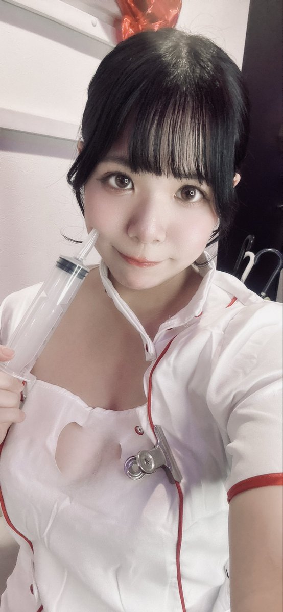 hamu_cloris's tweet photo. しゅっきーん！
ものもらいなのでメイク薄め😭
注射してあげるから来院してね💉🏥

#コンカフェ　#日本橋　#ナース https://t.co/Sy77hOhQ9i