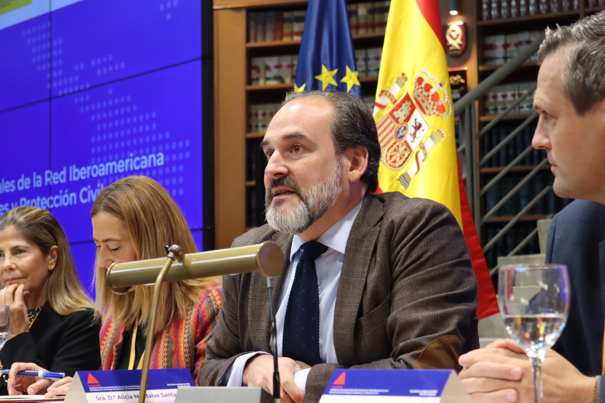 proteccioncivil's tweet photo. Los representantes de las instituciones que apoyan la organización de esta reunión de Autoridades Nacionales, dan la bienvenida a las delegaciones de todos los países participantes

🔸Lorena Larios, secretaria para Cooperación Iberoamericana de @SEGIBdigital 
🔸Ignacio Corlazzoli, gerente de Movilización de Recursos y Alianzas Globales de la @AgendaCAF 
🔸Jorge Mijangos, director de Cooperación con América Latina y el Caribe de @AECID_es 
🔸Tobias Jung, secretario general de @fiap_es