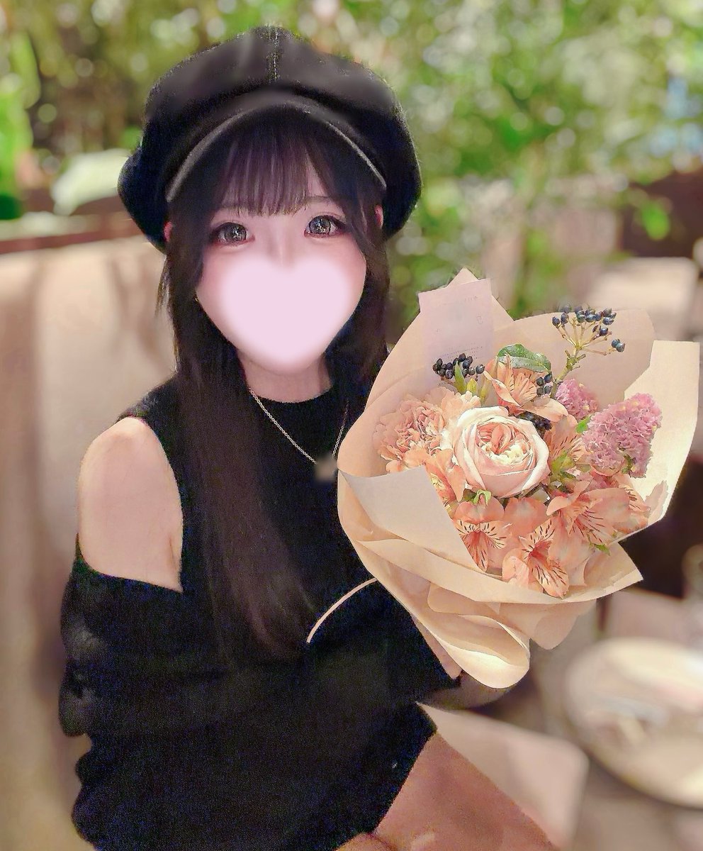 kkrchan_ma's tweet photo. おともだちの誕生日にお花をプレゼントしてきた🎂💐
｢でもこのお花とも写真撮りたいでしょ？｣って見抜かれてたので、あげる側なのにちゃっかり写真とってもらった🤭📷💕 https://t.co/2m2lDIUYVZ