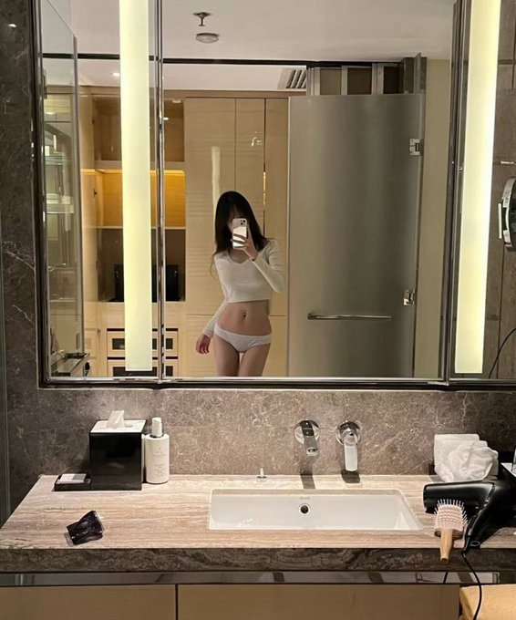 RoshanSonekar's tweet photo. 感觉白色看起来很欲呀 有没有同样认为的🙃 https://t.co/V3d8jHfVJG