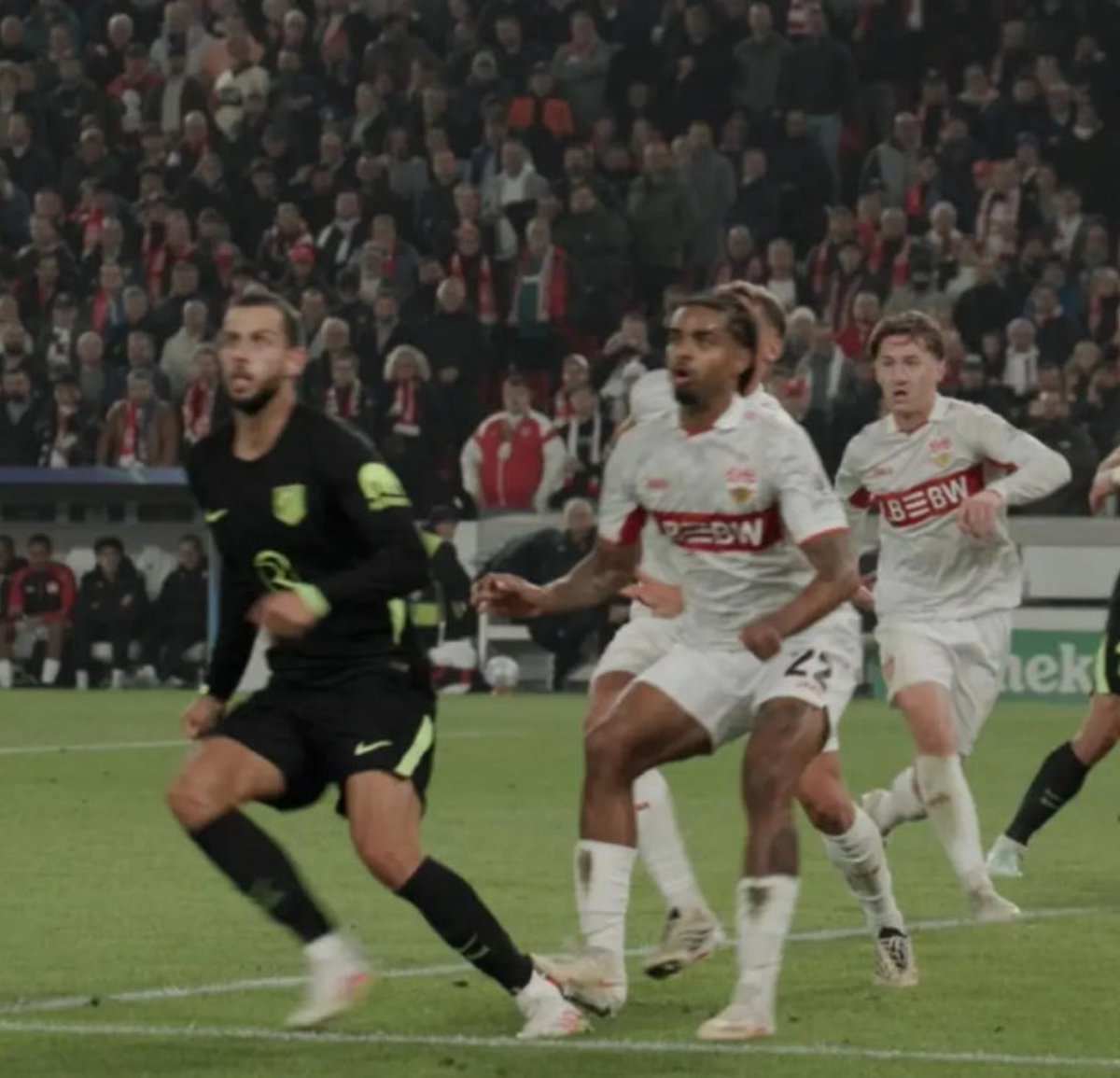 IvaanBlanco26's tweet photo. Esta jugada de Hancko ayer es simplemente una más de las que llevamos viviendo más de una década en la Champions.

Es una auténtica vergüenza que esto no se revise y no acabe siendo penalti. https://t.co/rf3C2CpWGC