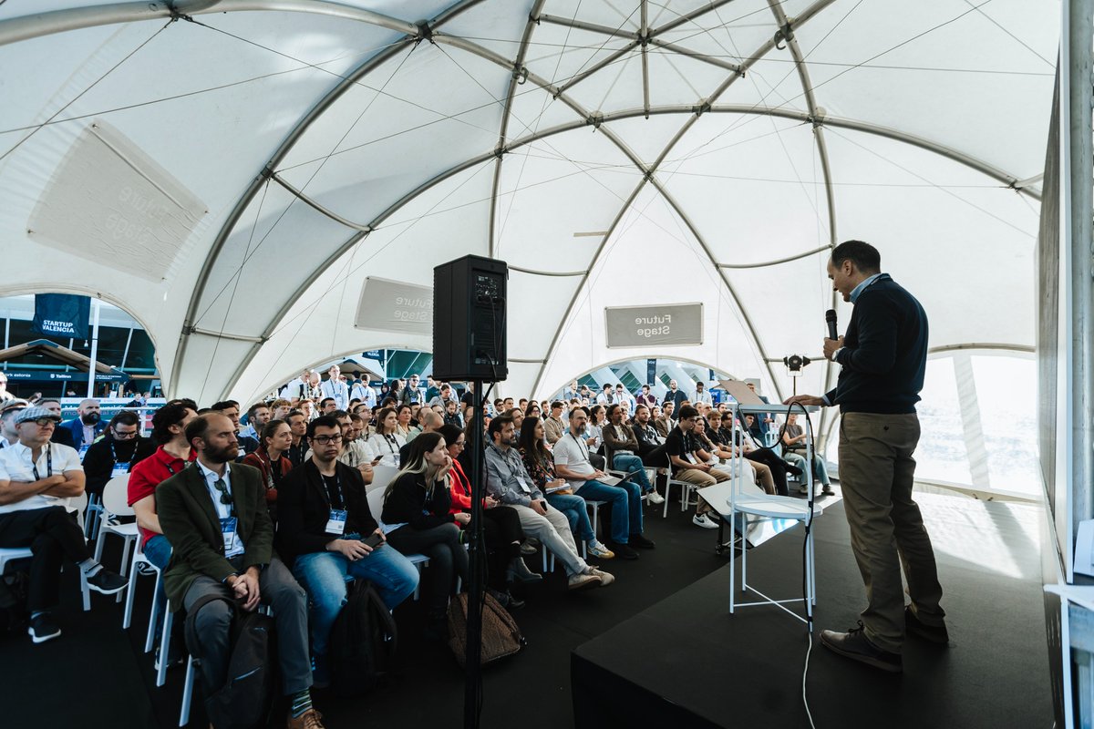 VDS_event's tweet photo. 🚀 We’re kicking off Day 1 of #VDS2026!

The “Agentic AI for Startups: Design Systems That Work for You” workshop by @pepe_sepulveda, Director Innovation at Singular, has just started at the Future Stage 🤳

A 25-minute session on designing agentic AI that works for startups https://t.co/bAyJoiocvO