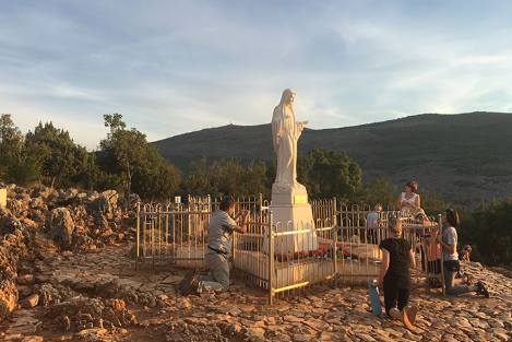 BURGALESA17's tweet photo. #Medjugorje, un lugar muy especial con capacidad de transformar a quienes lo visitan cuyo culto fue autorizado por el Vaticano.
Los secretos que fueron revelados de momento siguen a la espera de ser transmitidos. 
@PabloRioja_7  @geoestratego 
➡️https://t.co/Lt8kfo9sIp https://t.co/dLJKQUG4Vh