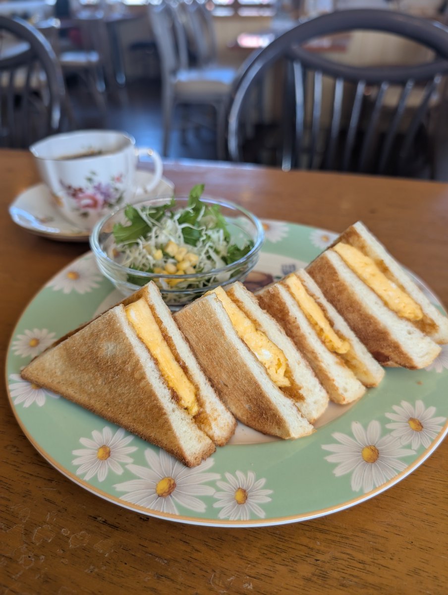 coffee_benten's tweet photo. "カメムシ大量発生"の報道を視聴していた店主ですが明後日も『お呼びですか？』と言わんばかりに眼前に現れたカメムシをそっとティッシュで包み込みながら働かせていただきます
#明日は定休日
#喫茶べんてん #喫茶店 #神戸市 #神戸 https://t.co/WD6JyoZ2Vn