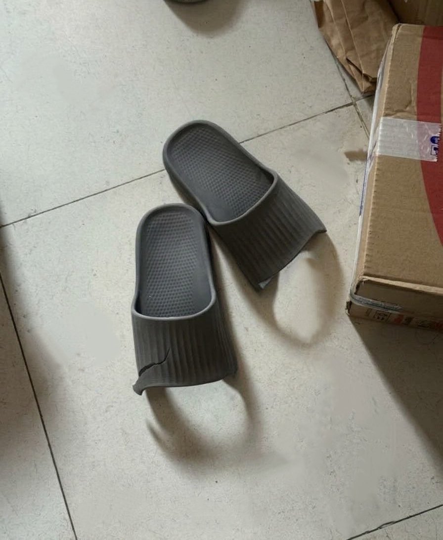 lizhng17411's tweet photo. 我很少用四分之三来形容一双拖鞋

这是舍友的拖鞋 笑喷了 https://t.co/1zJnUdzBcx