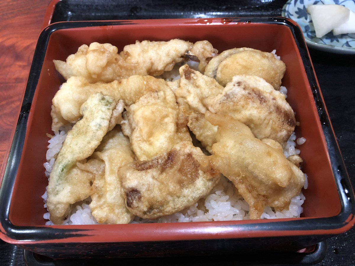 rimel3179's tweet photo. ←ショーウィンドウにあるサンプル
　　　　　　実際に出て来たもの→

Google評価⭐︎1.6は伊達じゃなかった
これは天ぷらじゃない、フリッターでもない。サクっとしておらずベチャベチャしてるし、ほんのり生臭い。 https://t.co/TAazaUrhyo