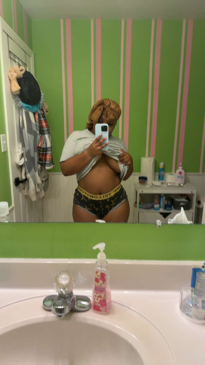 Adoescontentt's tweet photo. Is no one awake this morning?? I need a man who wanna spenddd #buyingcontent #sellingcontent #nstwtwt #nsfw https://t.co/5EhuGVdMlR