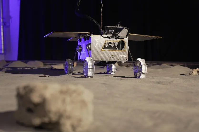 PhBaptiste's tweet photo. Cap sur Phobos et Deimos, les deux lunes de Mars !

La mission japonaise MMX a été lancée avec succès lundi, avec un objectif historique : rapporter sur Terre des échantillons de Phobos.

Fier de la contribution française à cette aventure, avec l’expertise du CNES en dynamique du vol, le spectromètre MIRS et le rover franco-allemand IDEFIX, qui explorera la surface de Phobos.

Une nouvelle réussite de notre coopération scientifique avec le Japon, dans la continuité de Hayabusa2.

Bravo à la JAXA, au CNES, au DLR et à toutes les équipes mobilisées !