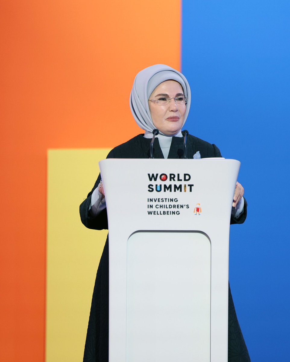 EmineErdogan's tweet photo. Maveraünnehir’in incisi Semerkant’ta düzenlenen “Çocukların Refahına Yatırım Yapmak: Gelecek Nesillerin Sürdürülebilir ve Adil Kalkınmasına Giden Yol” Dünya Zirvesi’nde, değerli lider eşleri ve farklı ülkelerden temsilcilerle bir araya geldik.

Çocuklarımızın refahını çağın ihtiyaçları doğrultusunda ele aldık ve geleceğe dair ortak sorumluluklarımızı değerlendirdik. 

Türkiye olarak hiçbir ayrım gözetmeden tüm çocukların yanında olmayı önemsiyoruz.

Bizim nazarımızda çocuk, insanlığın kalbidir. 

Onlara dair meseleler her zaman küresel gündemin merkezinde tutulmalıdır. 

Özellikle Gazze başta olmak üzere savaş bölgelerindeki çocukların sesi olmayı insanlık vazifemiz olarak görüyoruz.

Çünkü inanıyoruz ki kimsenin geride kalmadığı bir dünya, ancak savaş sirenleri sustuğunda mümkün olabilir.

Bu anlamlı zirve vesilesiyle kurduğumuz gönül birliğinin daim olmasını diliyor, Özbekistan Devlet Başkanı’nın kıymetli eşi, dostum Ziroat Mirziyoyeva Hanımefendi’ye yürekten teşekkür ediyorum. #InvestInChildren2026