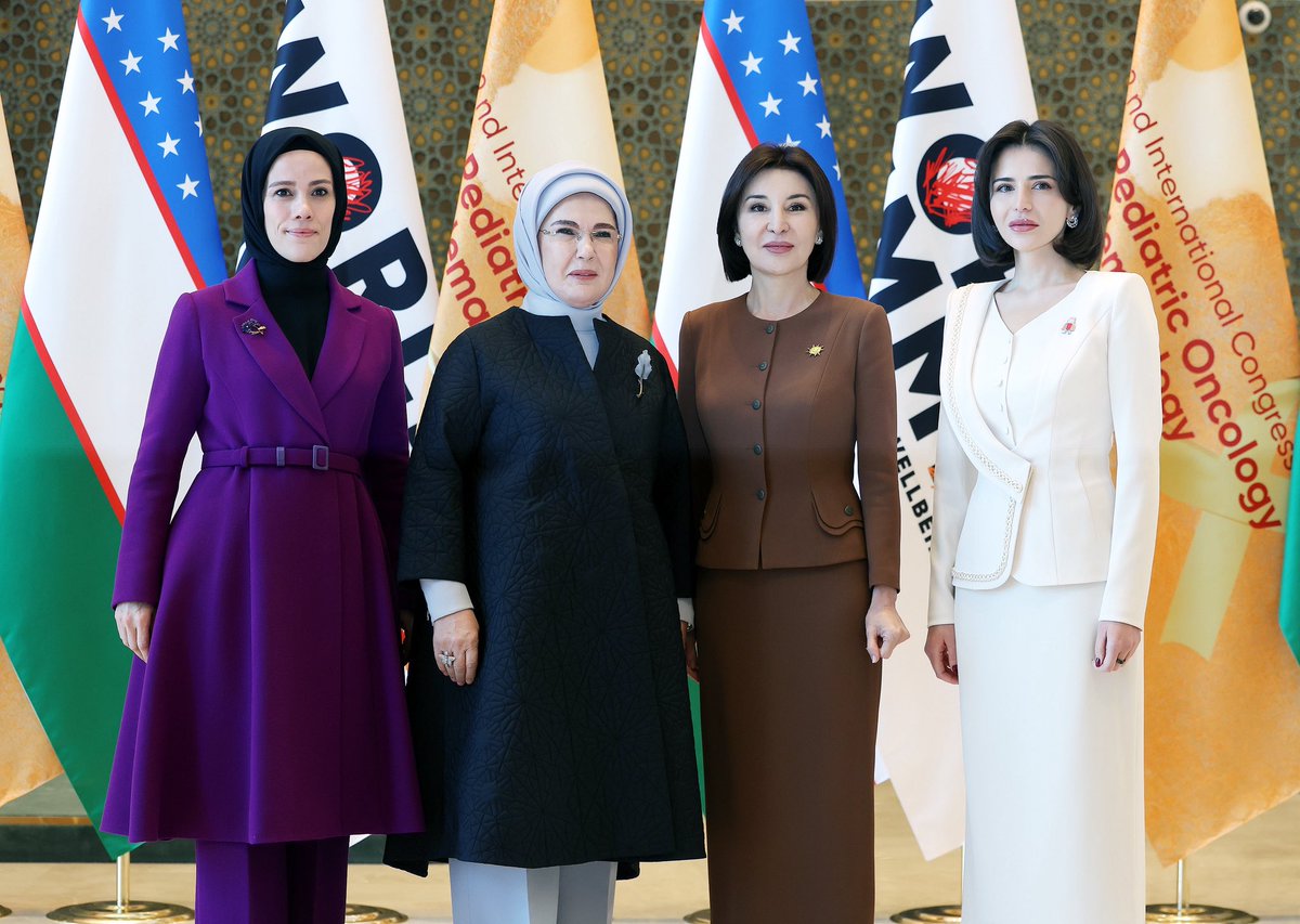 EmineErdogan's tweet photo. Maveraünnehir’in incisi Semerkant’ta düzenlenen “Çocukların Refahına Yatırım Yapmak: Gelecek Nesillerin Sürdürülebilir ve Adil Kalkınmasına Giden Yol” Dünya Zirvesi’nde, değerli lider eşleri ve farklı ülkelerden temsilcilerle bir araya geldik.

Çocuklarımızın refahını çağın ihtiyaçları doğrultusunda ele aldık ve geleceğe dair ortak sorumluluklarımızı değerlendirdik. 

Türkiye olarak hiçbir ayrım gözetmeden tüm çocukların yanında olmayı önemsiyoruz.

Bizim nazarımızda çocuk, insanlığın kalbidir. 

Onlara dair meseleler her zaman küresel gündemin merkezinde tutulmalıdır. 

Özellikle Gazze başta olmak üzere savaş bölgelerindeki çocukların sesi olmayı insanlık vazifemiz olarak görüyoruz.

Çünkü inanıyoruz ki kimsenin geride kalmadığı bir dünya, ancak savaş sirenleri sustuğunda mümkün olabilir.

Bu anlamlı zirve vesilesiyle kurduğumuz gönül birliğinin daim olmasını diliyor, Özbekistan Devlet Başkanı’nın kıymetli eşi, dostum Ziroat Mirziyoyeva Hanımefendi’ye yürekten teşekkür ediyorum. #InvestInChildren2026