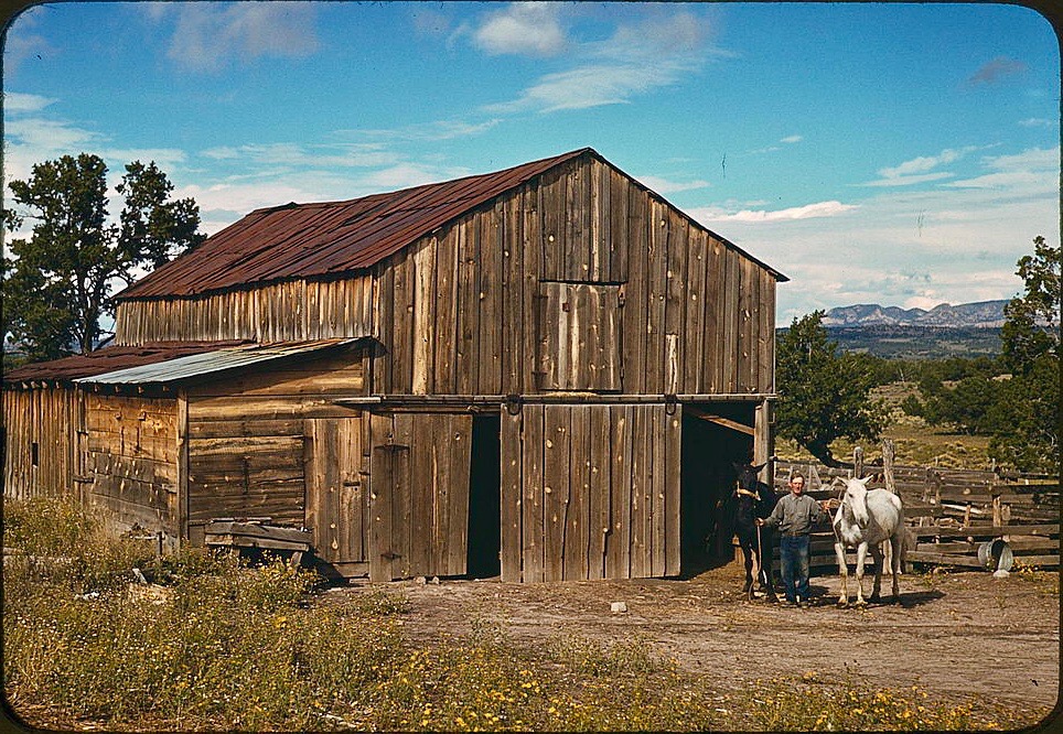 LRonLacy's tweet photo. In #OCTOBER 1940
‘Bill Stagg, homesteader, in front of his barn, Pie Town, New Mexico’
Color transparency by Russell Lee (1903-1986) for the #FarmSecurityAdministration
October 1940
#PieTown #NewMexico #homesteading #homesteaders #farming #farms #RussellLee #colorphotography https://t.co/sqYoMYLL3W